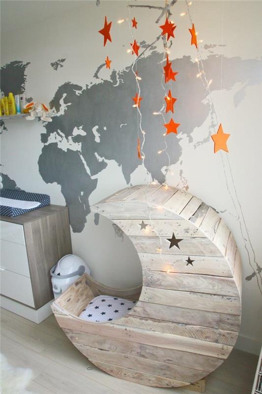 DIY -kuun keinu, joka on valmistettu eurolavoista tähtien vauvan sängyllä