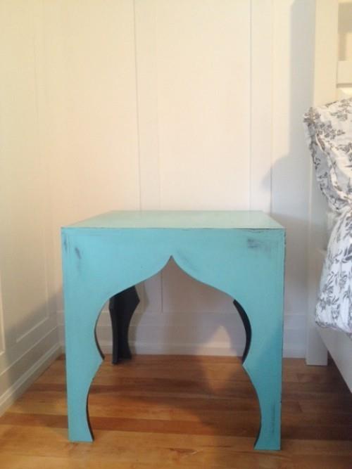 diy yöpöytä sininen pöytätuoli