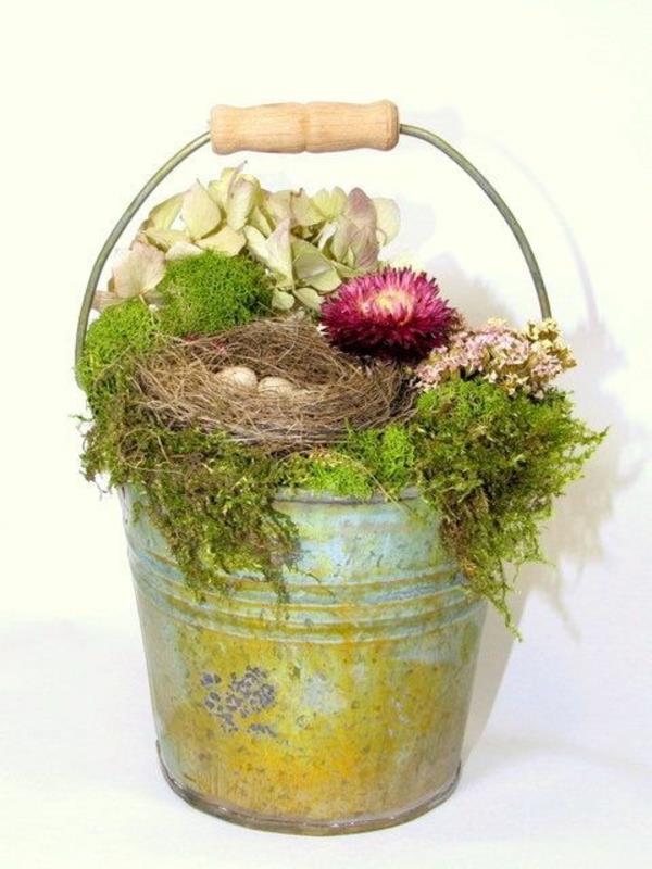 diy pääsiäinen koristelu tinker pääsiäinen järjestelyt metalli kauhat sammal pesä munat kukat