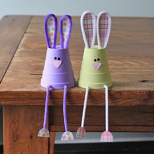 DIY pääsiäispuput tekevät pieniä pääsiäislahjoja lasten kanssa