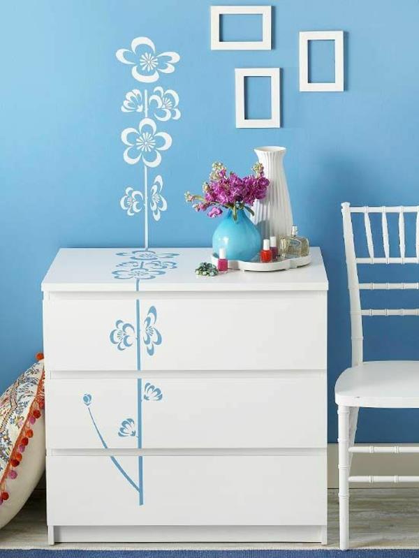 DIY -projekti kukkakaapin seinä sininen valkoinen