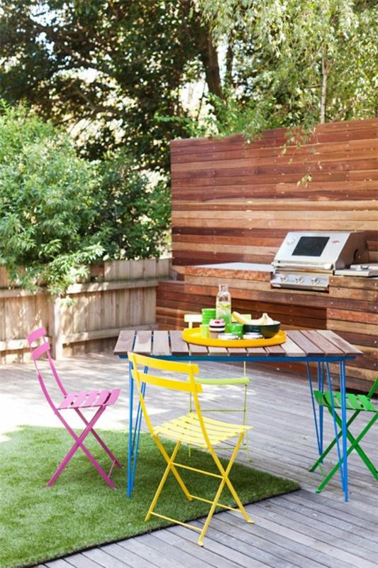 DIY -projekti Tee värikkäitä puutarhakalusteita itse lavoista pöydän ulkokeittiön kokoontaitettavat tuolit