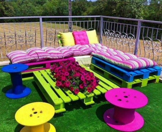 DIY -projekti Tee omat värikkäät puutarhakalusteet kuormalavoista sohvapöytä