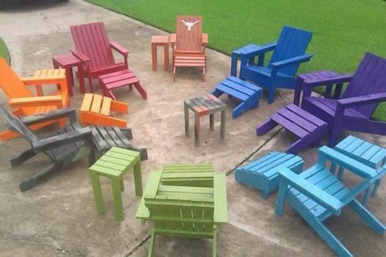 DIY -projekti Värikkäitä puutarhakalusteita lavoista tuolit Jalkatuolin maali Puutarhakalusteet