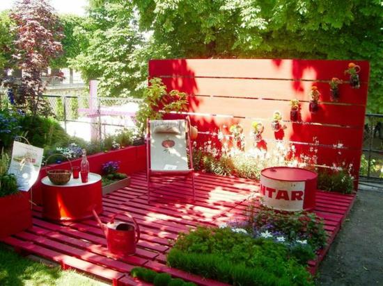 DIY -projekti puutarhakalusteet, jotka on valmistettu lavoista, punainen puinen veranta -alusta, joka on valmistettu eurolavoista