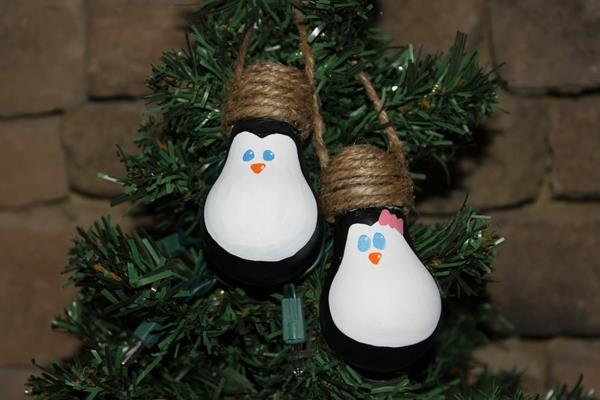 projektit vanhat hehkulamput käsityöideat joulukuusi koristeet pingviinit
