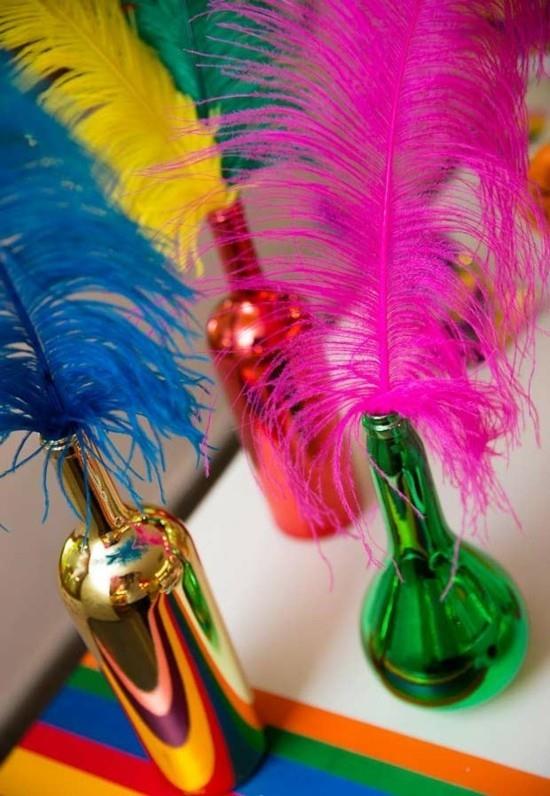 DIY -pöytäkoristeet karnevaali -ideoita pulloilla ja höyhenillä