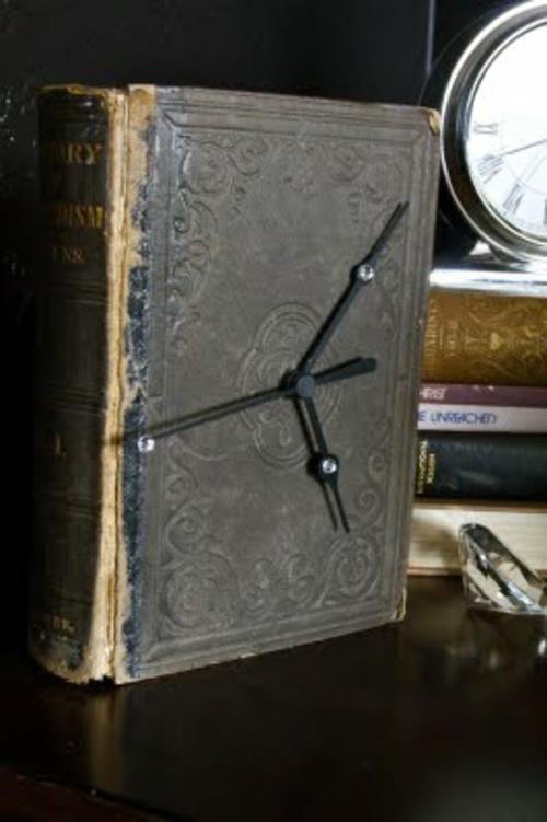 diy -kellot vanhasta paksusta kirjasta