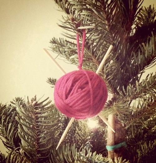 diy joulukoristeet lanka pallo vaaleanpunainen neulomiskynsi