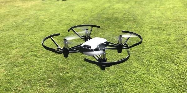 dji ryze tello lentävä robotti niitty