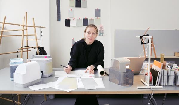 tanskalainen design -huonekalut cecilie manz -suunnittelija työssä