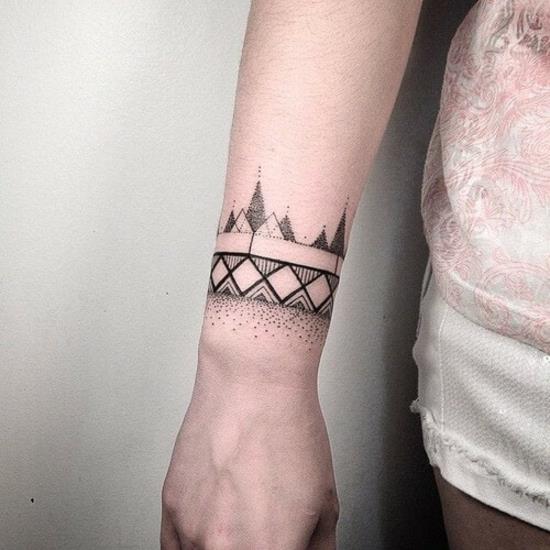 dot art rannekoru tatuointi naisten blackwork