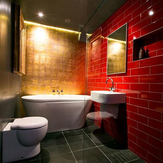 dramaattinen tumma tunnelma kylpyamme kylpy moderni punainen seinä moderni kylpyhuone
