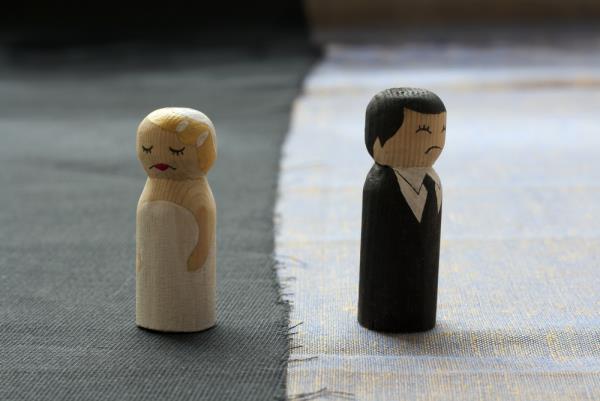 kolme eläinradan puuta hahmoja mies nainen Kaksoset epäilevät eivät usko avioliiton onnellisuuteen