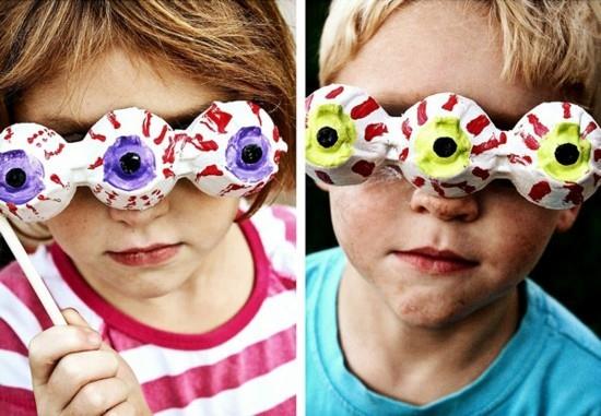 kolmen silmän naamio, joka on valmistettu munapakkauksesta, joka houkuttelee lasten kanssa