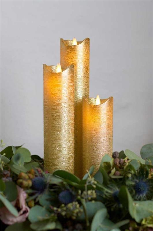 kolme kultaista kynttilää joulukynttilät