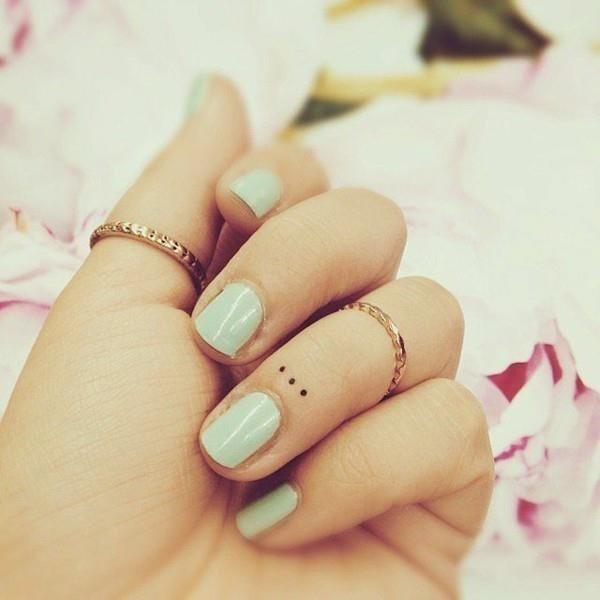 kolme pistettä tatuointi sormet pienet tatuoinnit merkityksellä