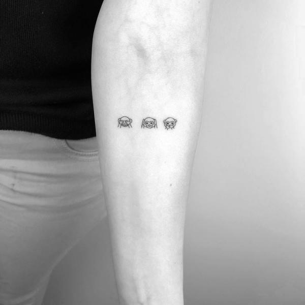 kolme suurta kasvot pienet tatuoinnit