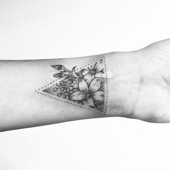kolmio kukat dotwork tatuointi ranne