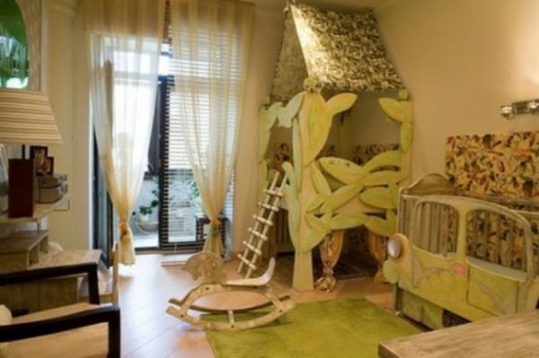 Viidakko sisustus lastenhuoneessa puukalusteet