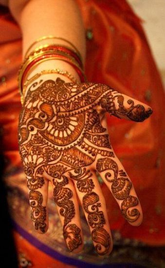 A Red Hot Dulhan Mehandi Designs