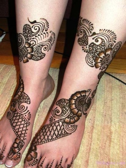 A Criss Cross Dulhan Mehndi Design lábakhoz