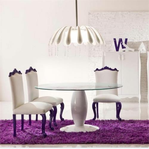 tumman violetti pehmeä matto lasipöytä pyöreät suunnittelijatuolit valkoiset seinät