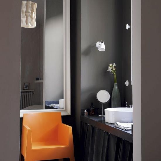tumma tunnelmallinen kylpyhuone oranssi tuoli