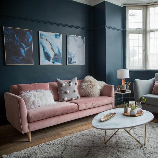 tumman siniset seinävärit ideoita olohuone pastelliväri vaaleanpunainen sohva