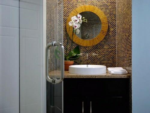 tumma kylpyhuone suunnittelu pyöreä peili kukkia