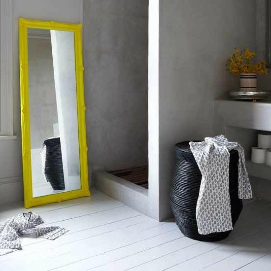 suihku peili iso keltainen runko moderni kylpyhuone