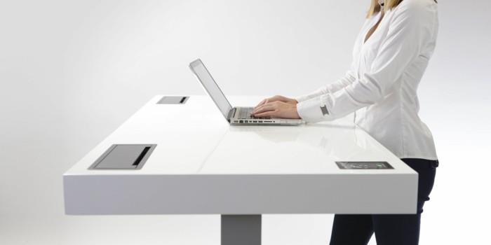 dynaaminen istuminen työpaikalla nainen omena macbook air