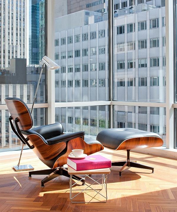 eames lounge -lepotuoli modernit sivupöydät kirjojen lukemiseen