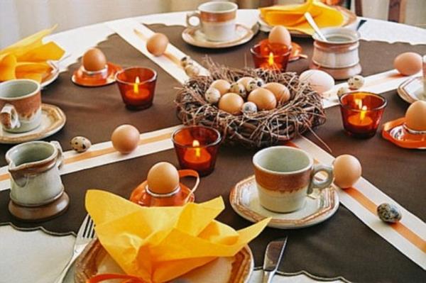 pöytä koristelu pääsiäinen idea nykyiset värikkäät munat