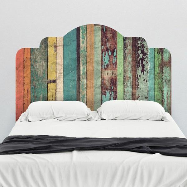 Aidot puukalusteet, värilliset sängyn päällä