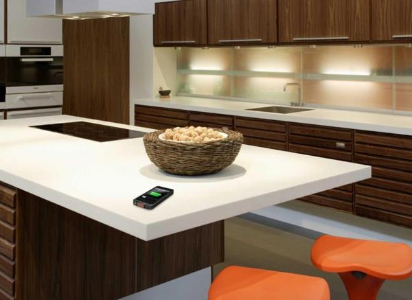 jalo työtaso on valmistettu minimalistisesta corian -muotoilusta
