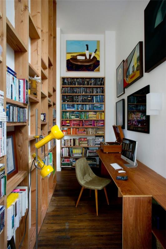 eklektinen talon oma kirjasto ja kirjoituspöytä sitruunankeltainen lattiavalaisin