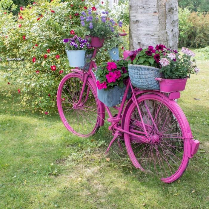 tytön polkupyörä puutarhan koristeena