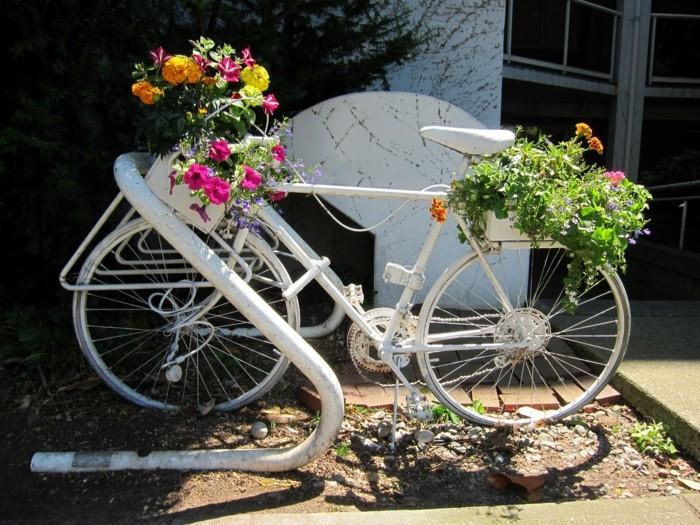 valkoinen pyörä puutarhassa
