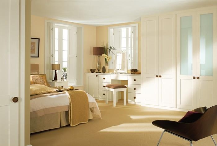 kauniita asumisideoita modernit vaatekaapit makuuhuoneessa ja matot lisäävät mukavuutta