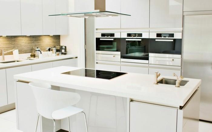 kauniita eläviä ideoita modernit kaapit keittiössä ja toimiva keittiösaari valkoisella