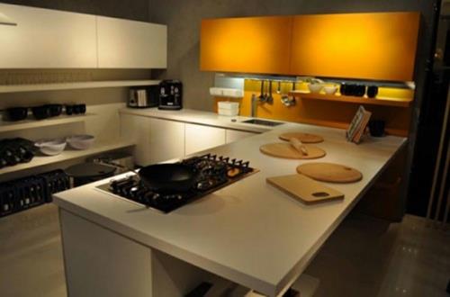 vaikuttava valkoinen oranssi pienet keittiön tekstuurit pienentävät keittiökaappeja