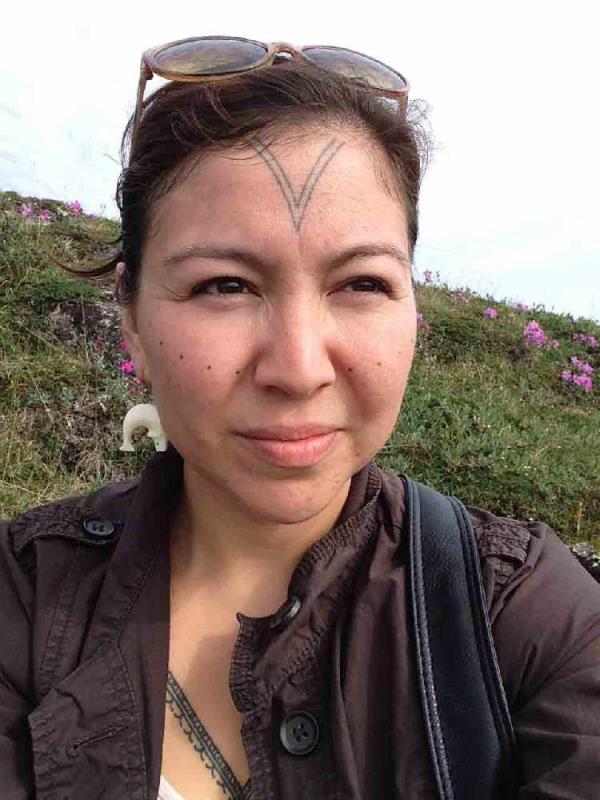 tatuointi kasvoille intialainen tatuointi