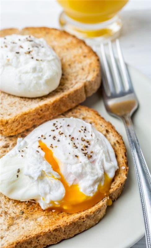 helppoja ruoanlaittoreseptejä terveellistä ruokaa haudutettuja munia leivän päälle