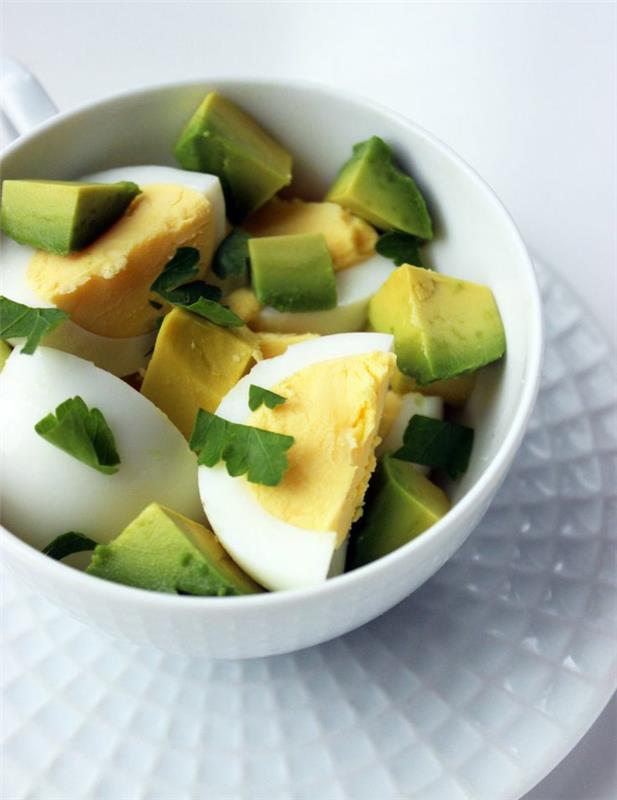 helppoja ruoanlaitto reseptejä terveellistä ruokaa salaatti avokado munilla