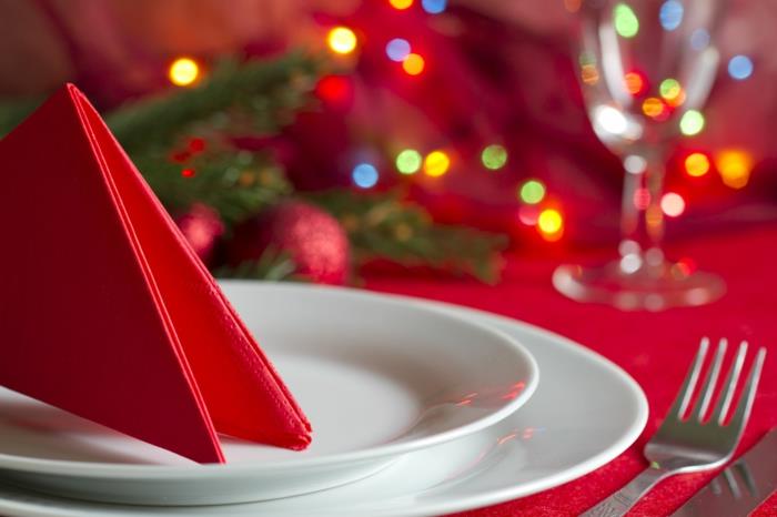 yksinkertainen pöytäkoristelu Joulupöytäliina lautasliinat punainen
