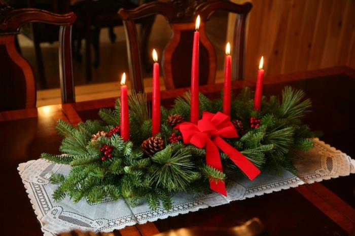 yksinkertainen pöytäkoriste joulun punaiset kynttilät