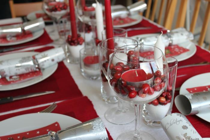 yksinkertaiset pöytäkoristeet jouluksi punaiset valkoiset kynttilät lautasliinat