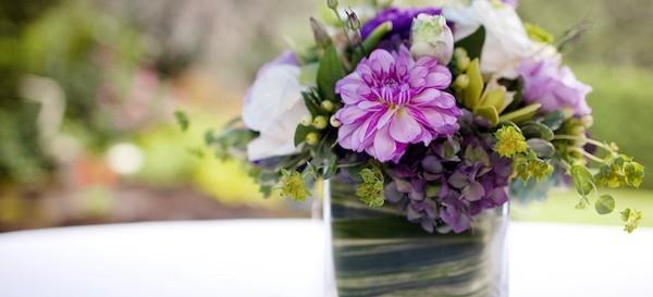 tee yksinkertaisia ​​kukka -asetelmia itse violetit kukat