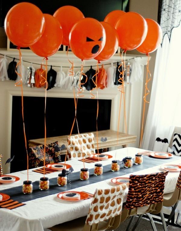 yksinkertainen halloween -koristepöytä ilmapalloilla